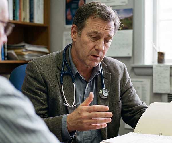 Arzt erklärt medizinische Inhalte im Gespräch – unterstützende Aufklärung