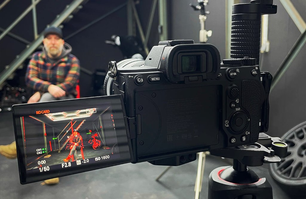 Kamera filmt Szene im Studio – Produktion von Foto- und Videoinhalten