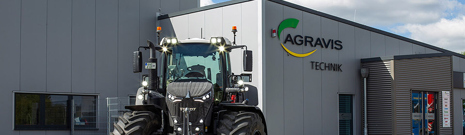 Traktor vor Gebäude von Agravis Technik – Markenauftritt im landwirtschaftlichen Umfeld