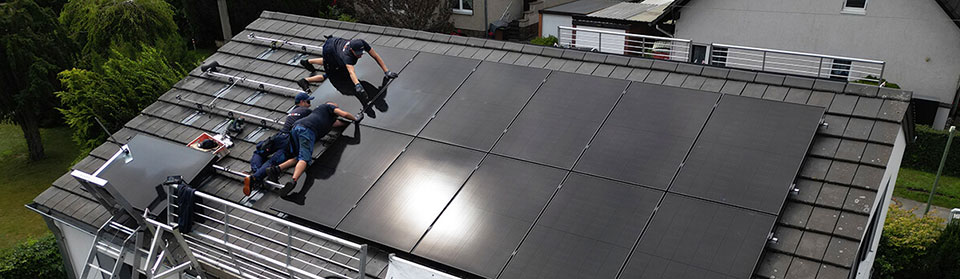 Installation einer Photovoltaikanlage auf Hausdach – erneuerbare Energie im Einsatz