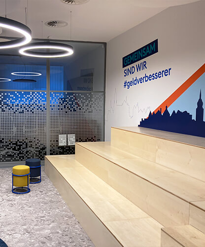 Moderner Sitzbereich mit Treppe und Wandgrafik – strukturierte Raumgestaltung