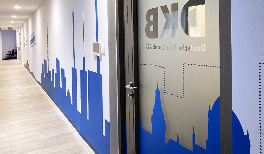 Flur mit durchgehendem grafischen Leitsystem – visuelle Orientierung im Gebäude