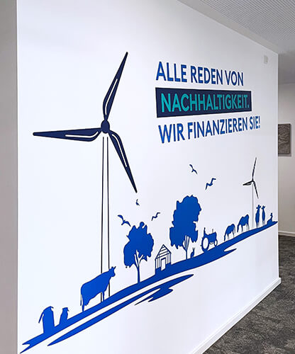 Wand mit illustrativer Grafik und Leitsystem-Elementen – Orientierung durch visuelle Sprache