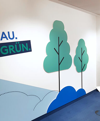 Wandillustration mit stilisierten Bäumen – visuelle Strukturierung von Innenräumen