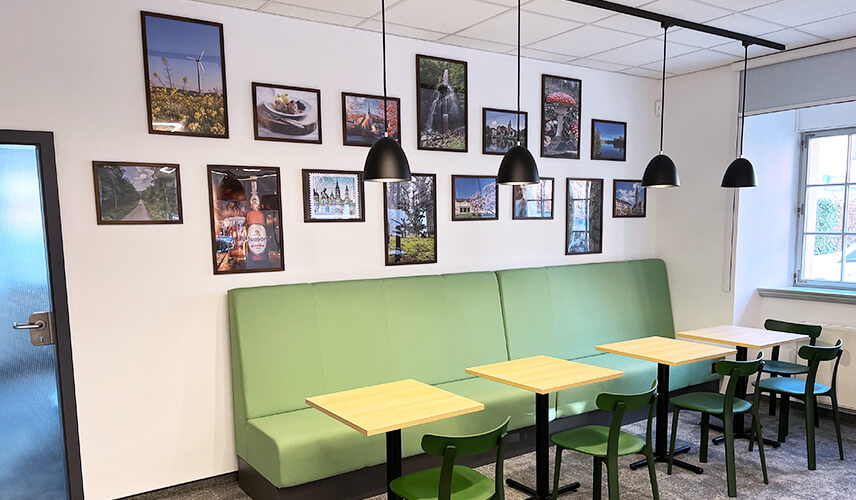 Aufenthaltsbereich mit Sitzmöbeln und Wandgestaltung – strukturierter Kommunikationsraum