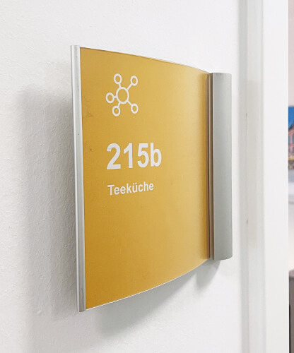Türbeschriftung mit Raumnummer und Bezeichnung in modernem Design