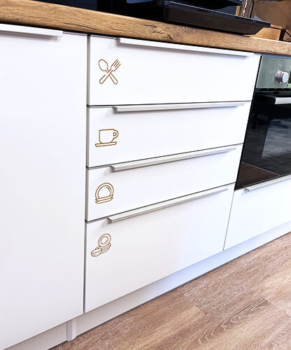 Beschriftete Schubladen mit Icons zur Orientierung im Arbeitsbereich
