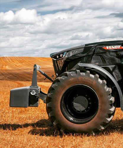 Detailaufnahme eines Traktorreifens – robuste Landtechnik im Einsatz