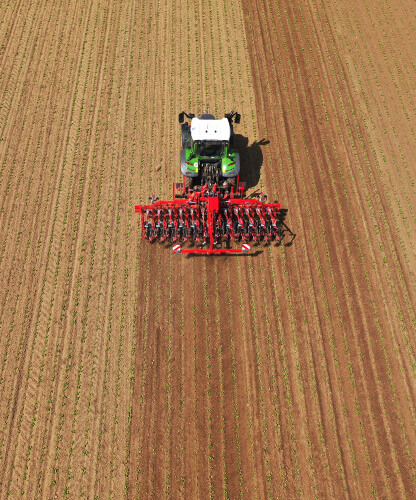 Traktor bei der Feldarbeit – Einsatz moderner Landtechnik