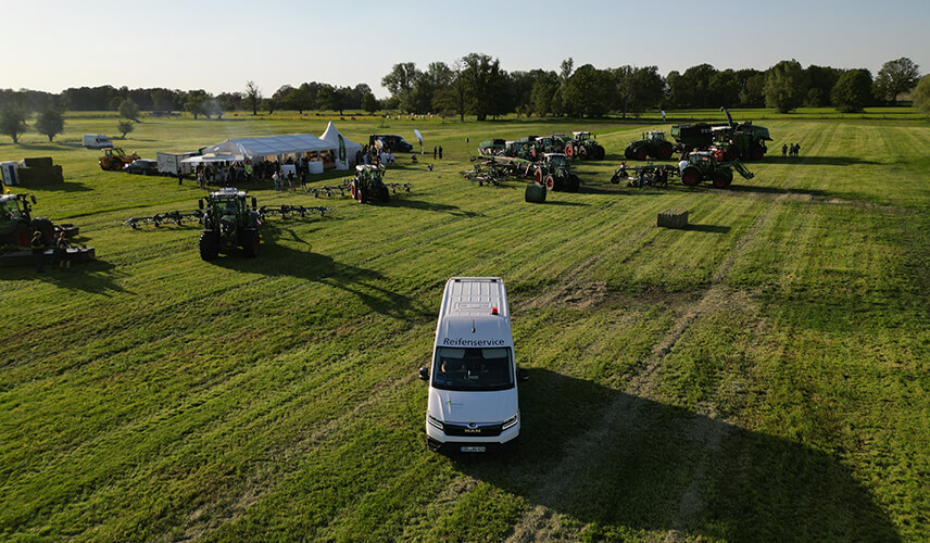Landwirtschaftliche Maschinen auf Feld aus der Luft – Einsatz von Agrartechnik