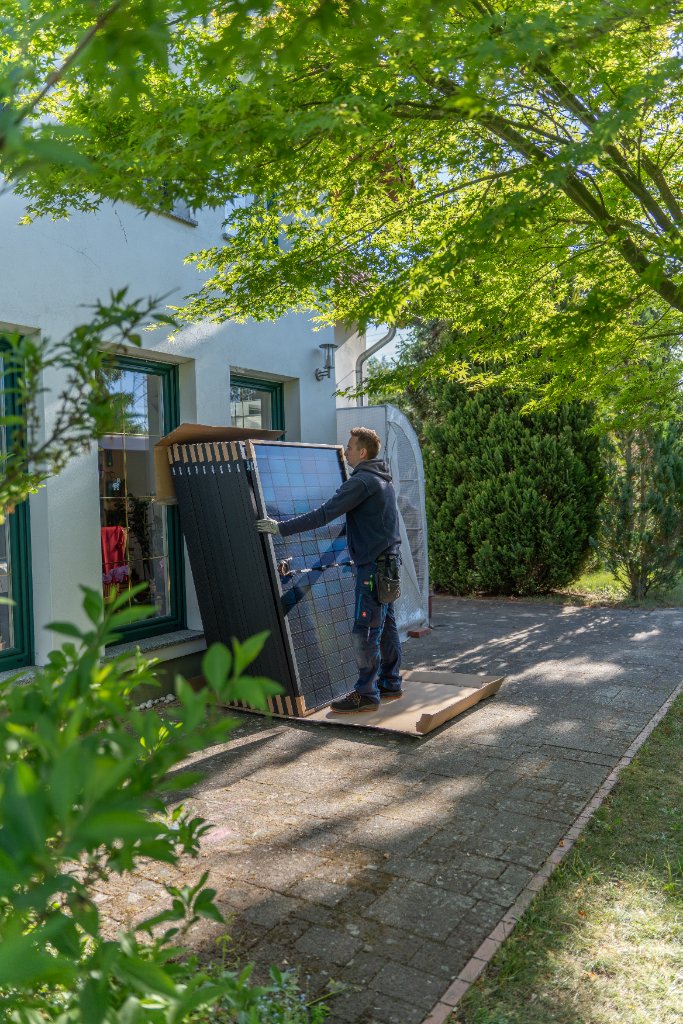 Anlieferung PV-Module im Garten eines Wohnhauses