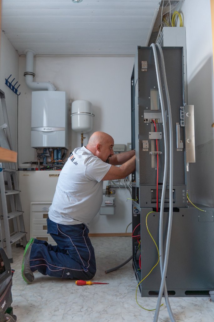 Techniker bei der Installation einer Anlage im Innenbereich