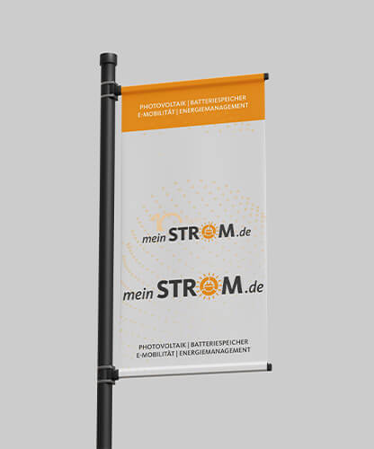 Fahne mit meinStrom Logo im Außenbereich