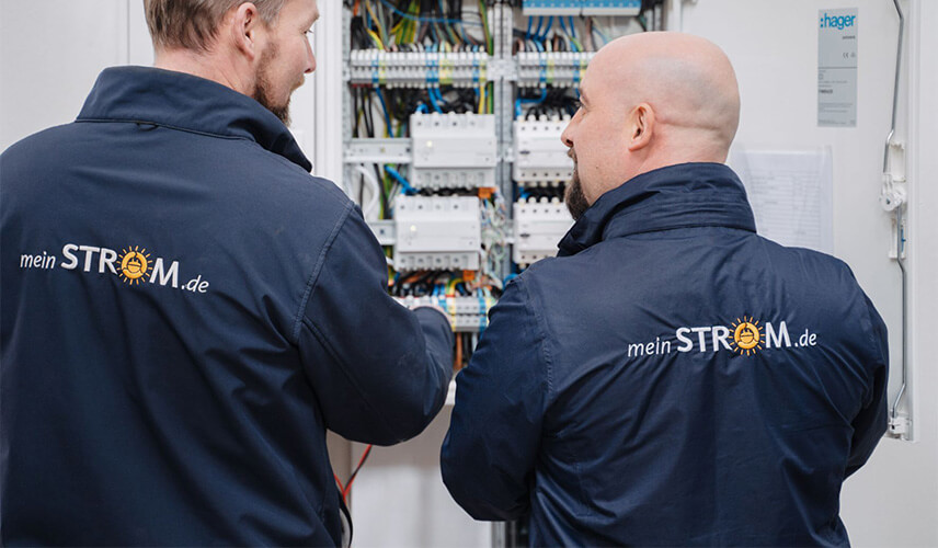 Mitarbeiter in Arbeitskleidung mit meinStrom Branding