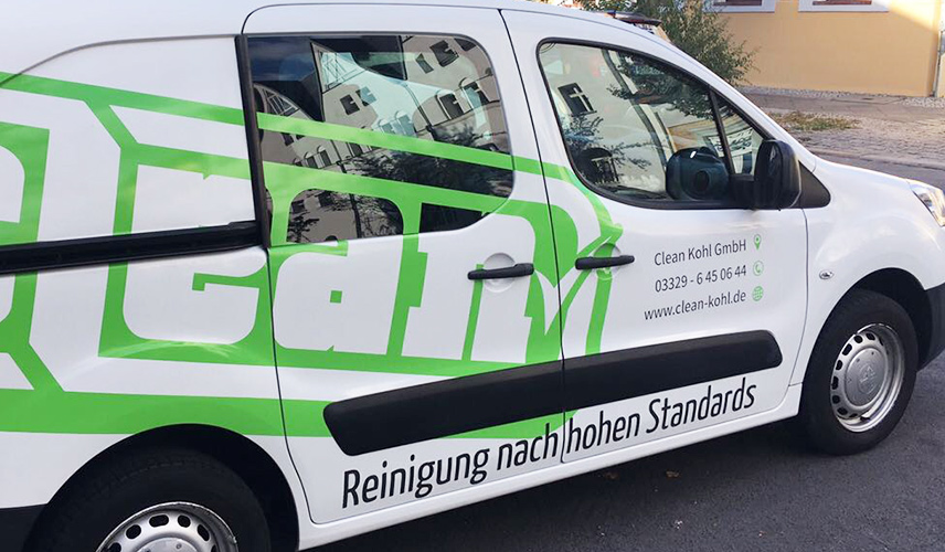 Transporter mit auffälligem CleanKohl Branding – mobiler Markenauftritt
