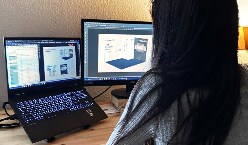 Person arbeitet an Eventinhalten am Computer – Vorbereitung digitaler Abläufe