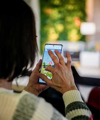 Teilnehmer nutzt Smartphone bei Event – digitale Interaktion vor Ort