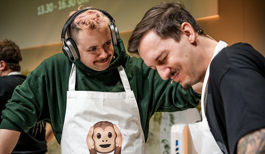 Teilnehmer bei interaktivem Eventformat mit Kopfhörern und Kochen