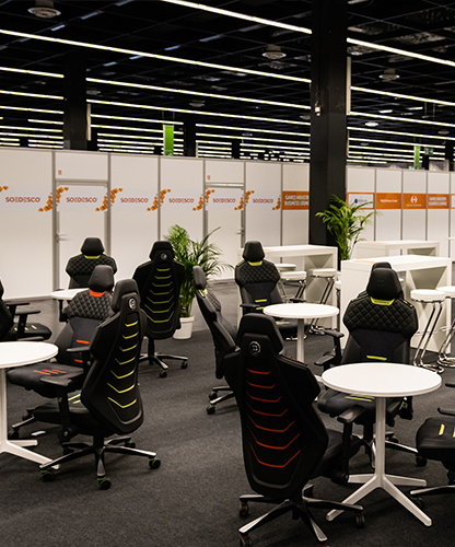 Messestand mit Sitzbereichen und ausgestatteten Arbeitsplätzen auf Eventfläche