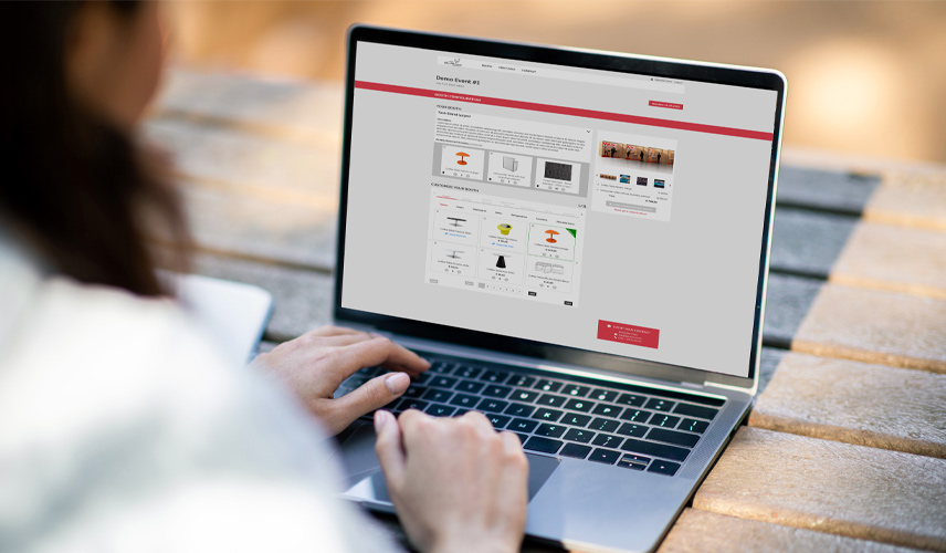 Person arbeitet am Laptop mit Eventplattform – digitale Steuerung von Abläufen