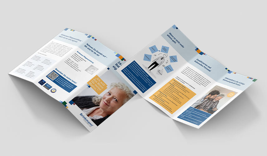 Aufgeschlagener Flyer zur Pflegevermittlung – strukturierte und verständliche Inhalte
