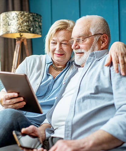 Seniorenpaar nutzt Tablet gemeinsam – digitale Unterstützung im Alltag