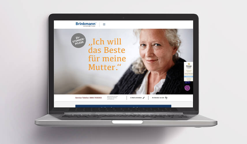 Website der Pflegevermittlung auf Laptop – strukturierte und verständliche Inhalte