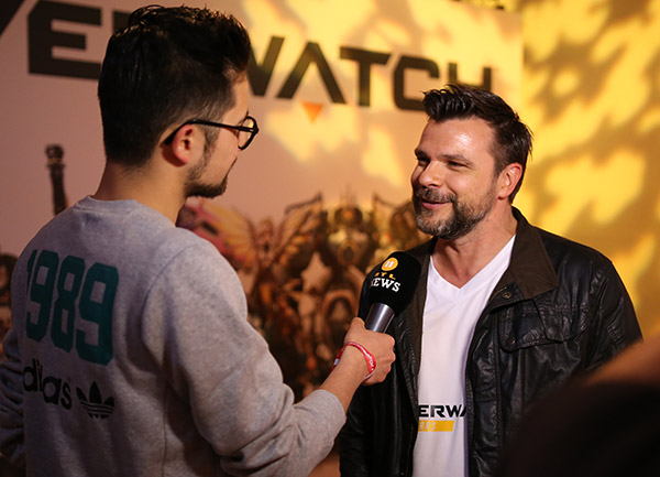 Interview-Situation auf Event mit Mikrofon – Reportagefotografie