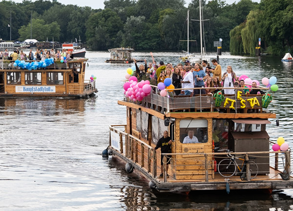 Menschen auf Boot bei Veranstaltung – Eventfotografie