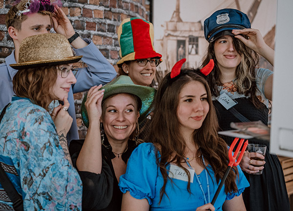 Menschen mit Verkleidung auf Event – lebendige Eventfotografie